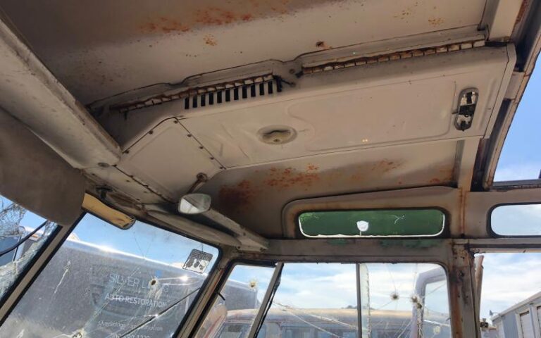 1962 Volkswagen 23 Window Deluxe Samba Bus s6-9