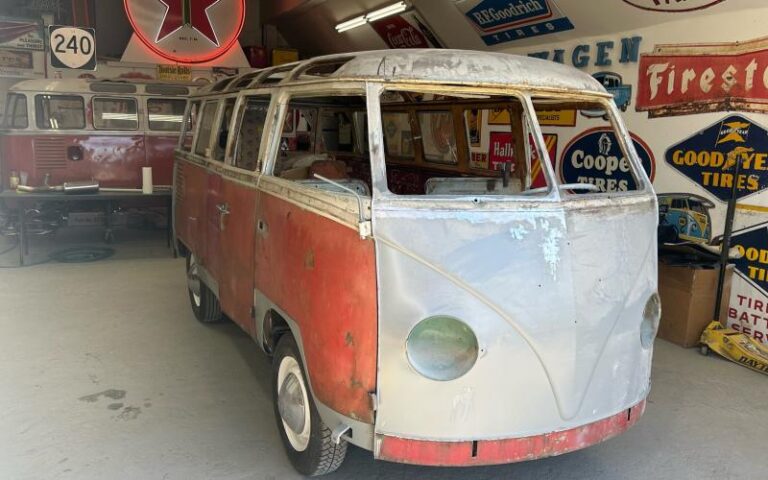 1963 Volkswagen 23 Window Deluxe Bus p 42 u 1-10