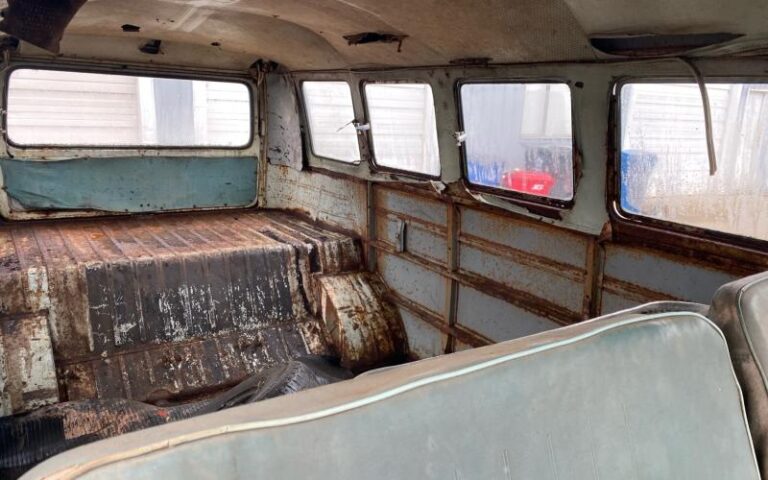 1964 13 Window Deluxe bus s9-3