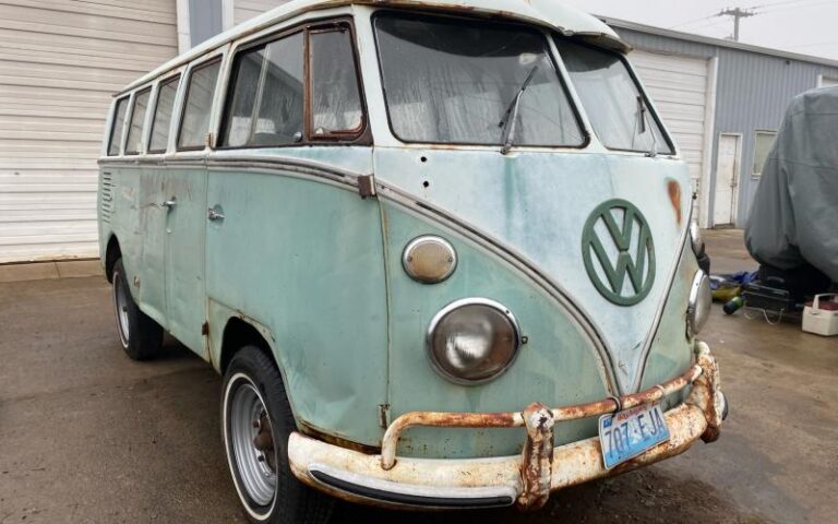1964 13 Window Deluxe bus s9-4