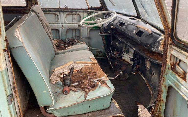 1964 13 Window Deluxe bus s9-6