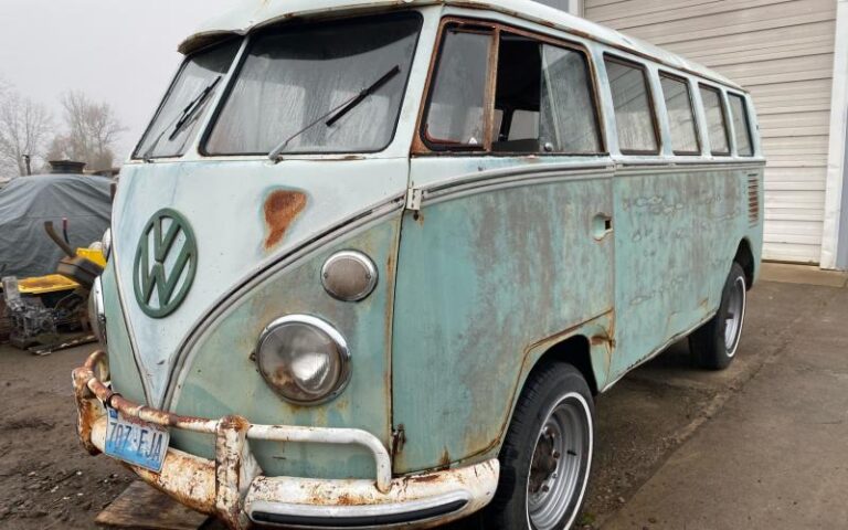 1964 13 Window Deluxe bus s9-7