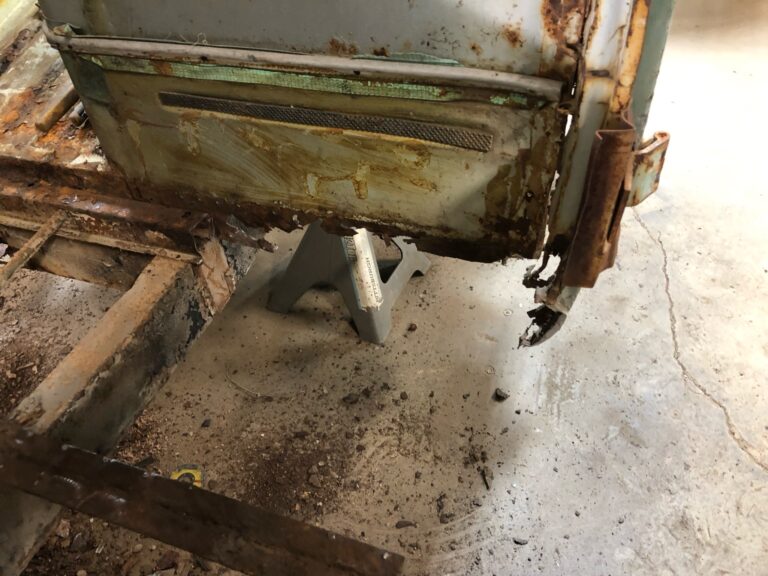 1962-vw-15window-deluxe-bus-teardown-rust-repair-silverliningautorestoration12