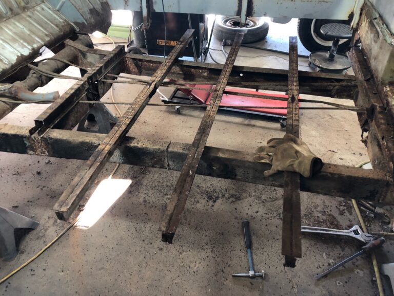 1962-vw-15window-deluxe-bus-teardown-rust-repair-silverliningautorestoration14