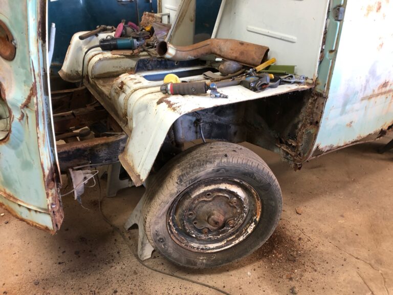 1962-vw-15window-deluxe-bus-teardown-rust-repair-silverliningautorestoration8