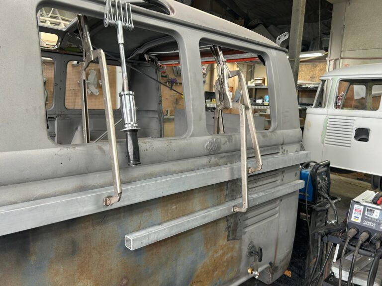 1965 21 window deluxe bus final metal refinement and fitment silver lining auto restoration